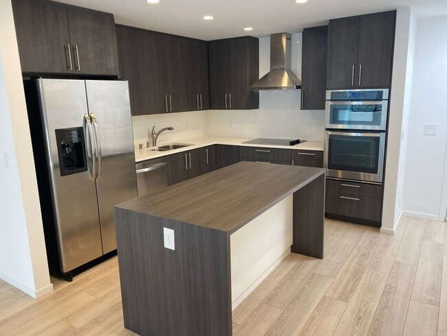 Building Photo - 2 Bed / 2 Bath | Midtown Condo Available Now