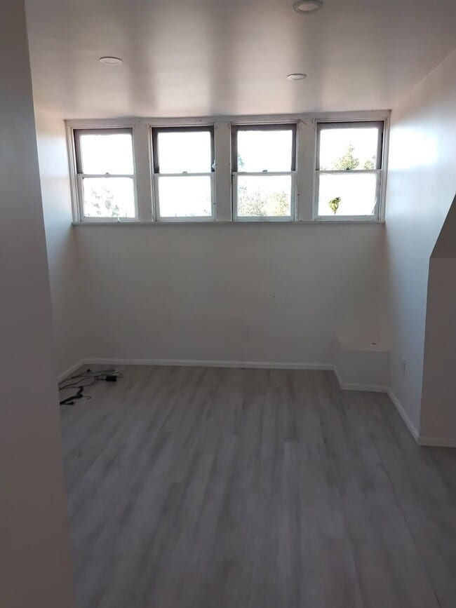 Foto del edificio - Golden Sails Property Group LLC -933 E. Santa Paula St