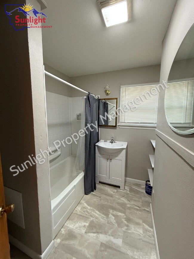 Building Photo - One level 2 Bed 1 Bath Single Family with Many Updates
