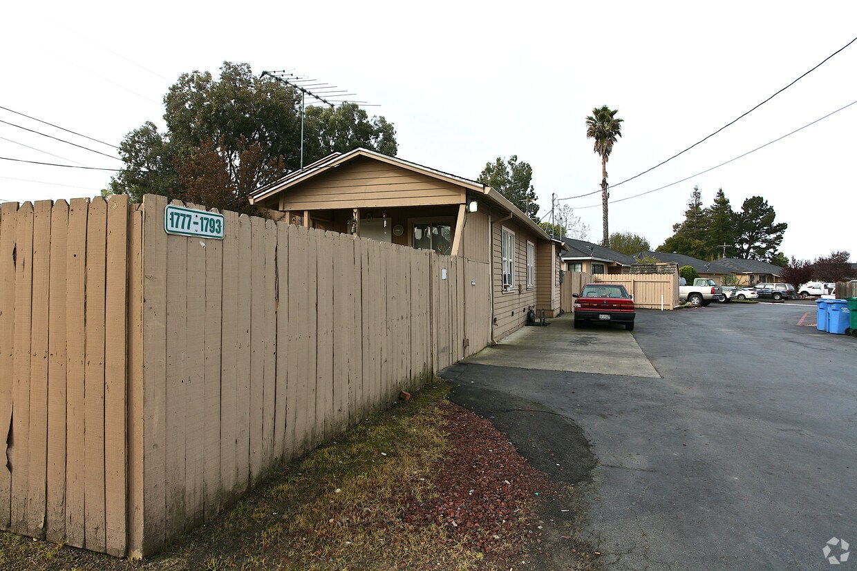 Building Photo - 1777 Petaluma Hill Rd