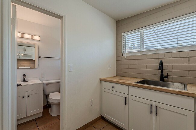 Building Photo - 1647 N Santa Rita Ave