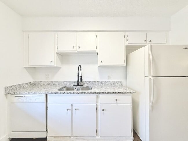 Building Photo - 7517 Pitch Pine Cir