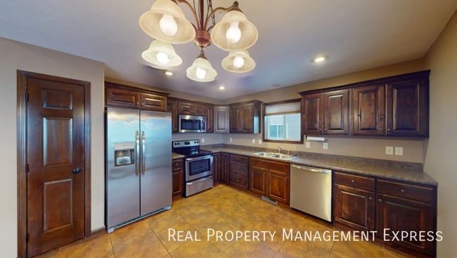 Building Photo - Modern 4 Bedroom 2 Bathroom Twin-Home in Tea