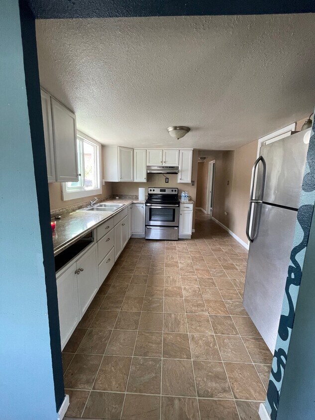 Building Photo - 809 W 9th St