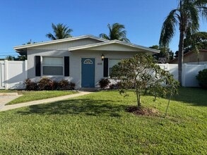 Building Photo - 608 SW 8th Ct