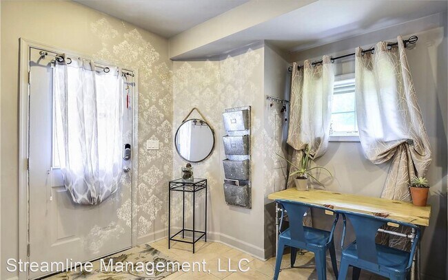 Building Photo - 2 br, 2.5 bath House - 2002 4th St NE, Uni...