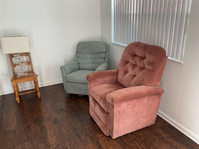 Foto del edificio - 516 Saxony Dr