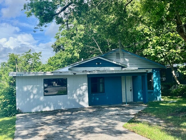 Building Photo - *Large 3BR/1BA Lakeland Home*