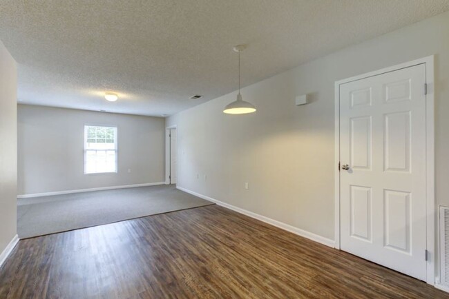 Foto del edificio - APPLY HERE TO PRE LEASE ONE REMAINING 3 BE...