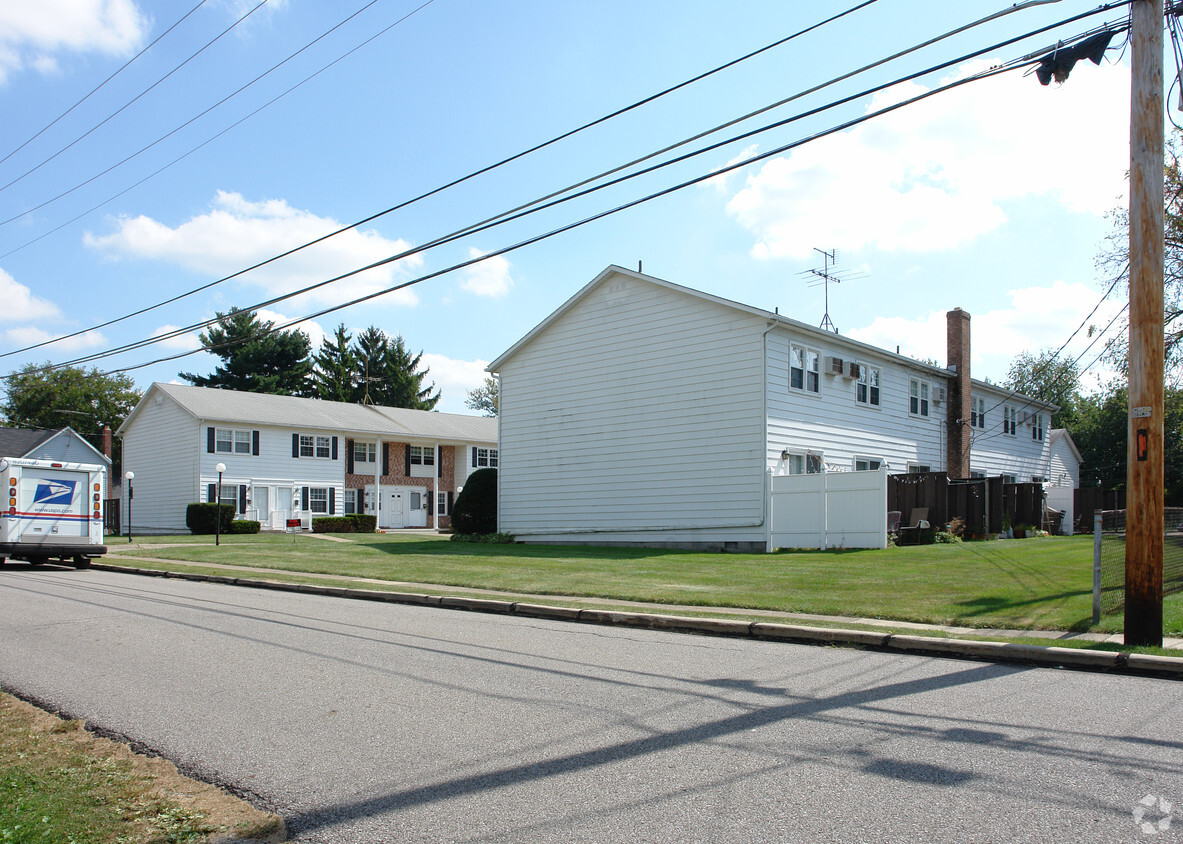 Building Photo - 173-185 Mills St
