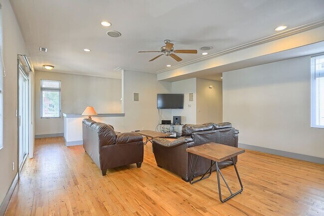 Foto del edificio - 33 E John St