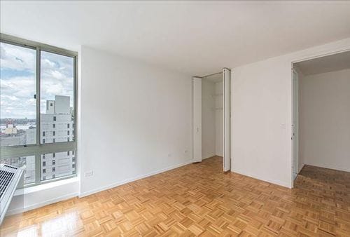 Foto del edificio - 305 W 50th St