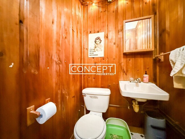 Building Photo - 22 Murdock St