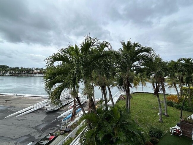 Foto del edificio - 6580 Indian Creek Dr