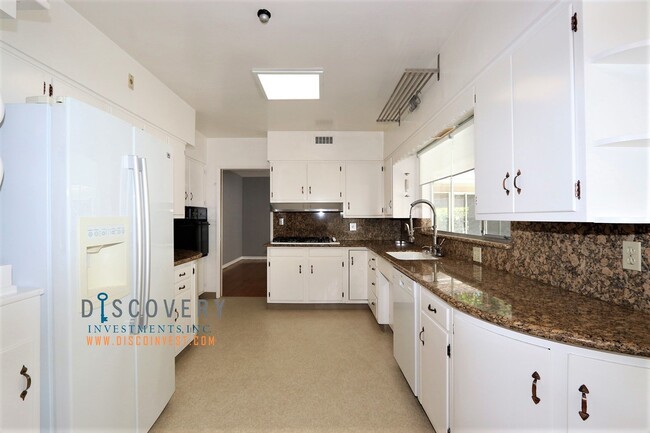 Foto del edificio - Piedmont Mid-Century 5 Bedroom 4.5 Bathroo...