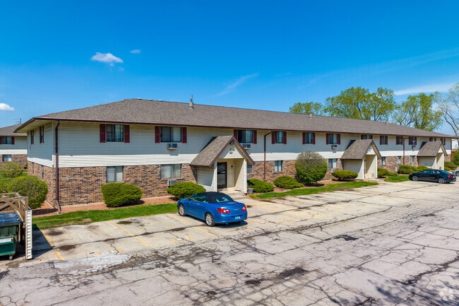Building Photo - Maple Court Apartments