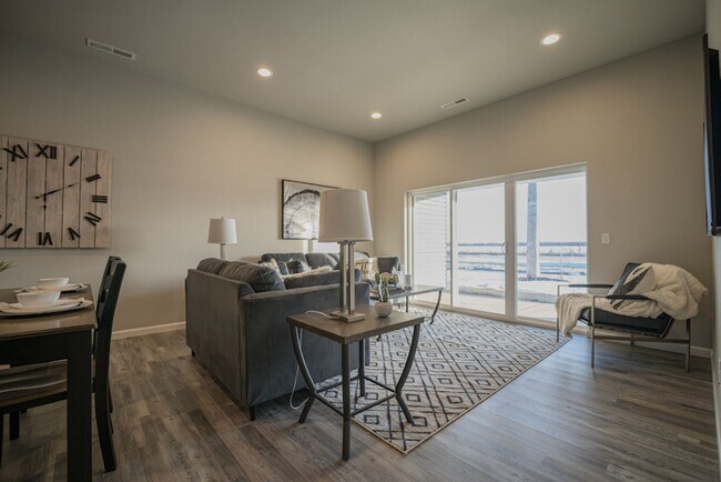 Building Photo - Patio Home Living in a Quiet HOA Community!