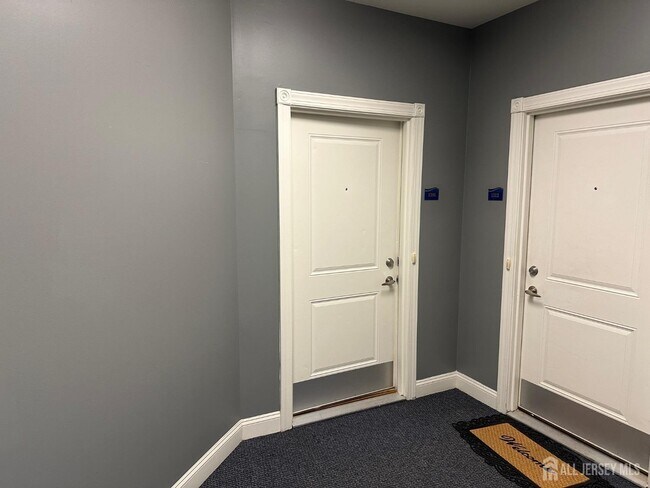 Foto del edificio - 45 Roosevelt Ave