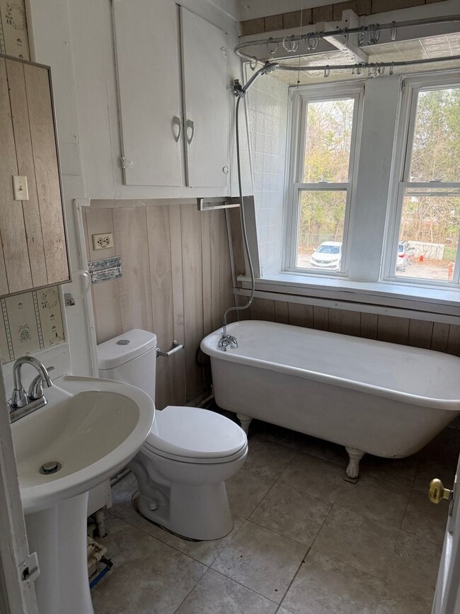 Building Photo - 104 Mechanic St