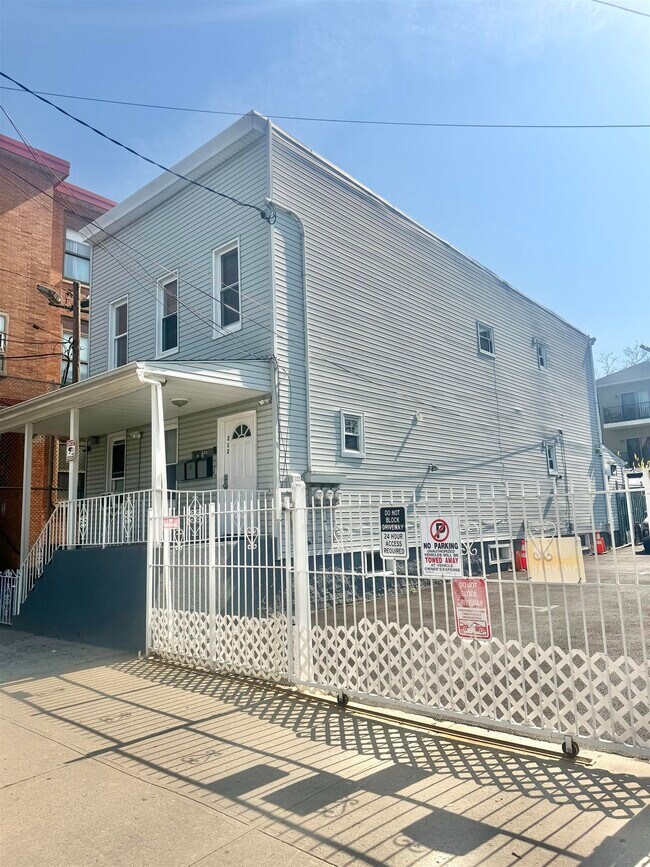 Building Photo - 212 Plainfield Ave