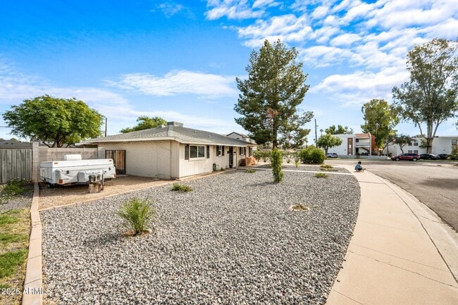 Building Photo - 1831 W Northview Ave