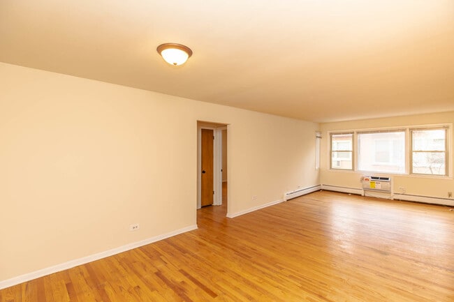 Building Photo - 1320 W Lunt Ave