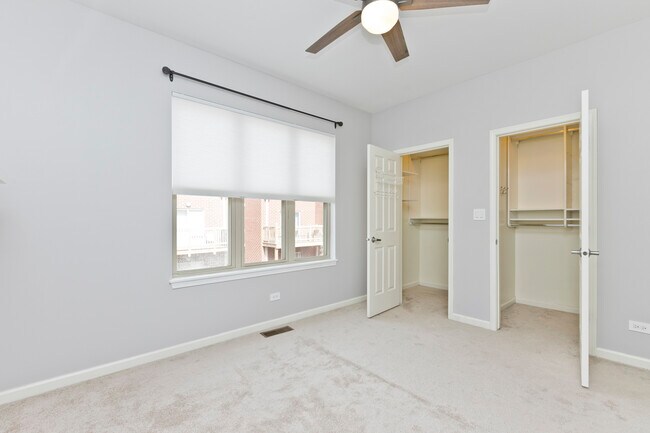 Foto del edificio - 1332 N Burling St