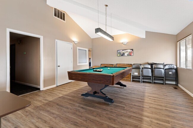 Foto del edificio - ALL UTILITIES INCLUDED/FULLY FURNISHED