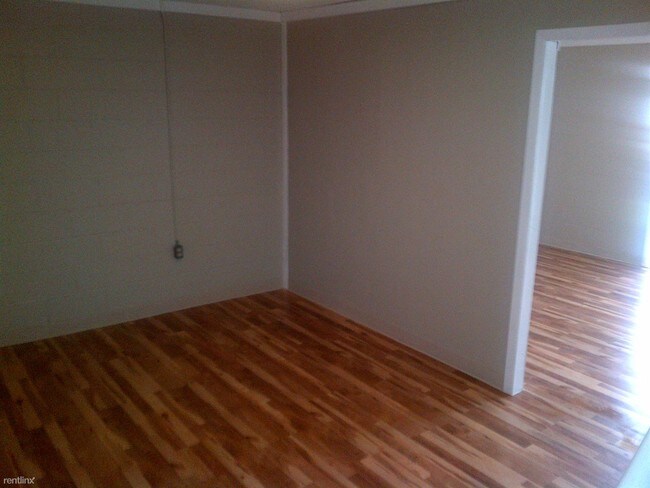 Building Photo - 5 br, 2.5 bath Townhome - 414 E Varsity Ln