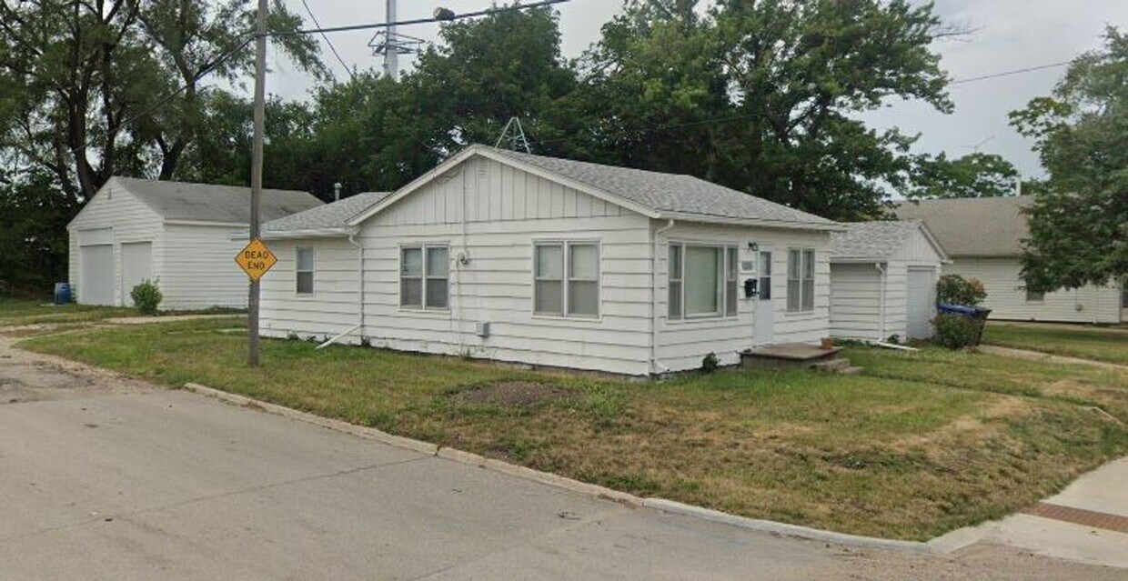 Foto principal - 3 Bedroom Home with Huge Detached Garage!
