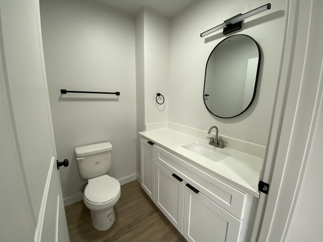 Building Photo - Renovated Apartment in Murray!