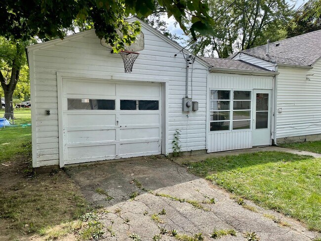 Foto del edificio - Check Out This 2-Bed/1-Bath House in Bluff...