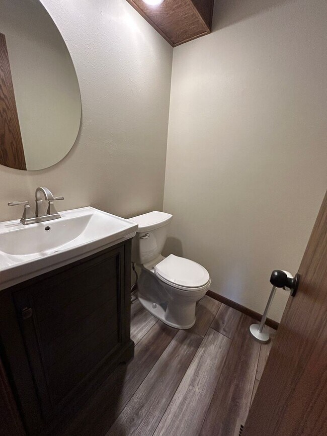 Building Photo - Lovely Townhome for Rent