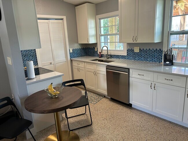 Cocina - 5698 Pershing St NE