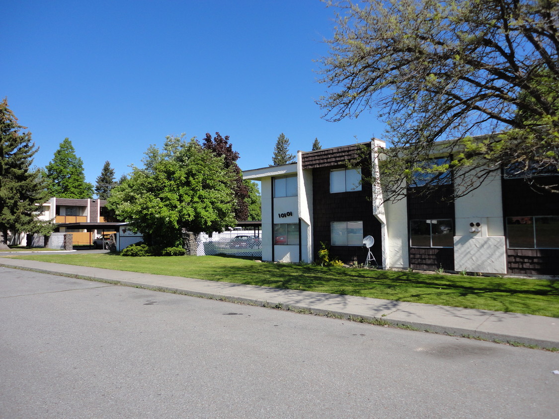 Primary Photo - Manor Vale Apartments