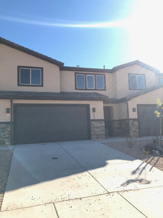 Building Photo - Spacious 4 bed 2.5 bath Townhome in Hurricane Heights