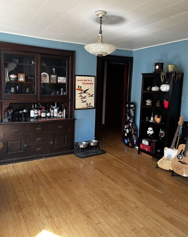 Foto del edificio - 1579 N Warren Ave