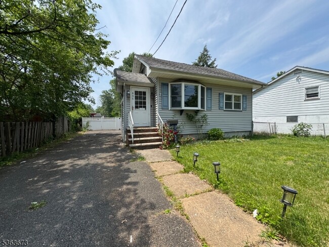 Building Photo - 636 Linden Ave