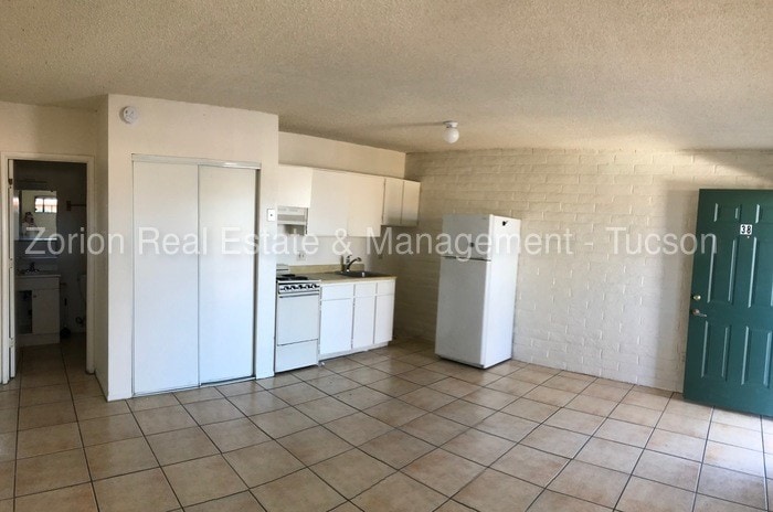 Primary Photo - 3055 N. Tyndall Avenue #5