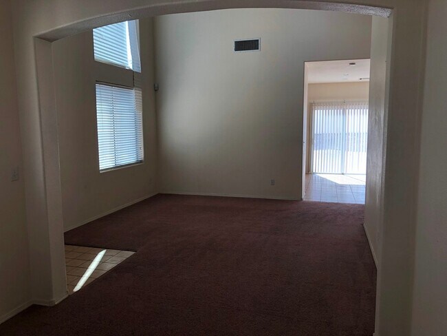 Foto del edificio - Beautiful 5 Bed/3 Bath Home!