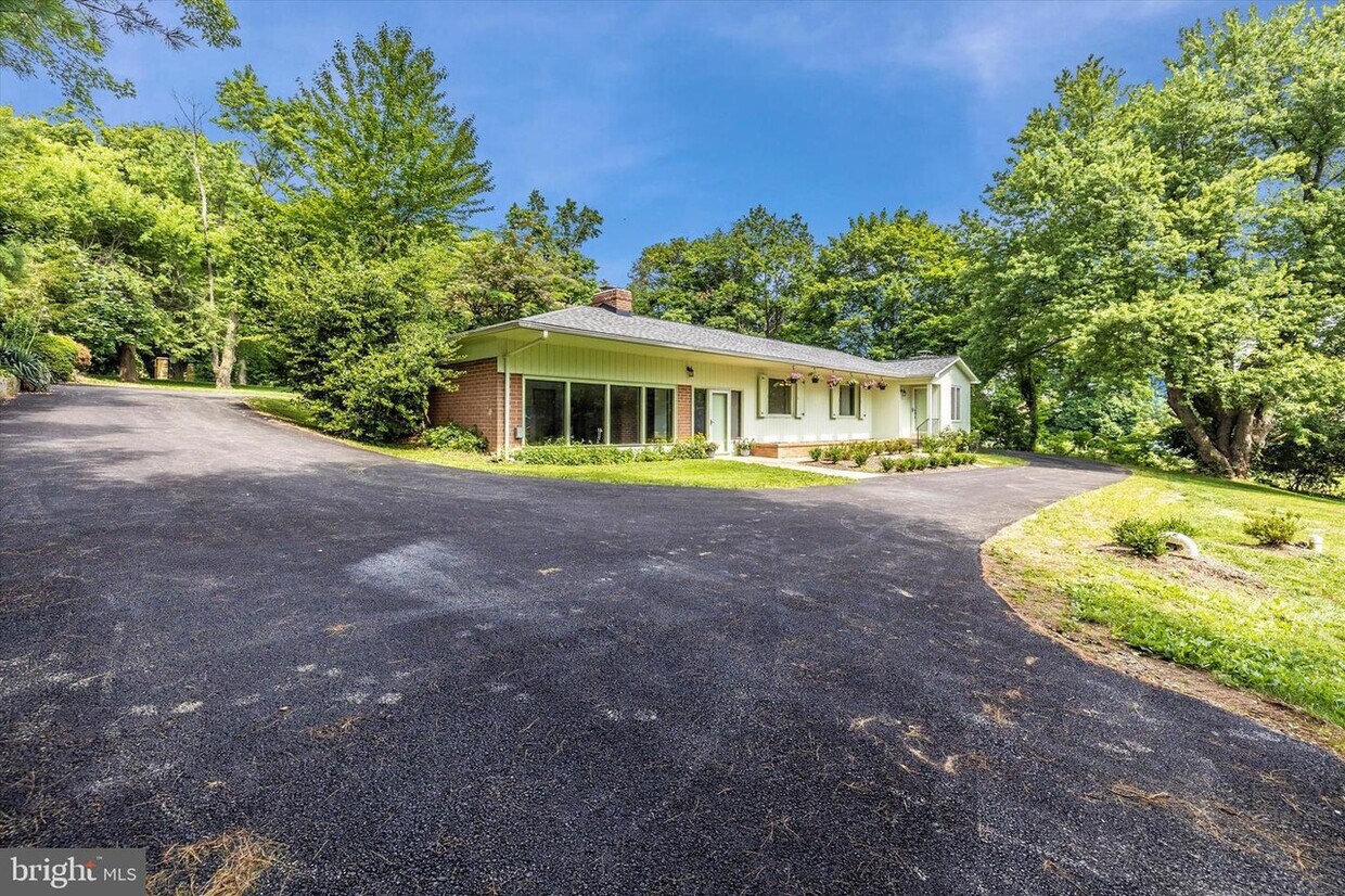 Foto principal - 6023 Jefferson Blvd