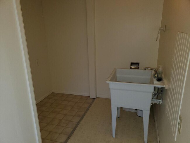 Building Photo - 3116 Sheridan Dr.