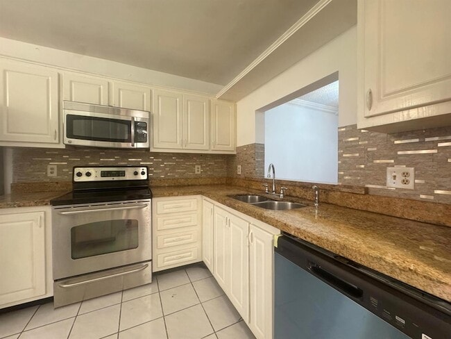 Building Photo - 2018 SW 29th Ct