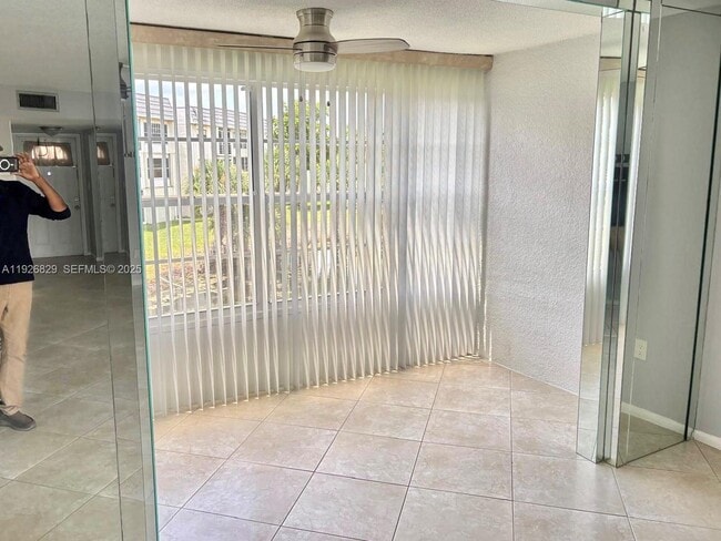 Foto del edificio - 8305 Sunrise Lakes Blvd