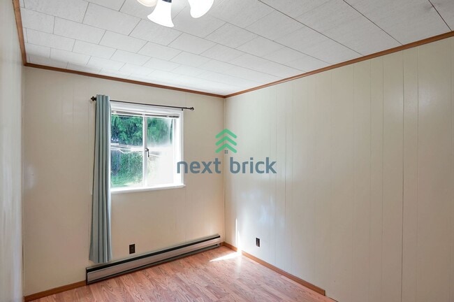Building Photo - Charming 4 BEDS & 1.5 BATH SINGLE FAMILY H...