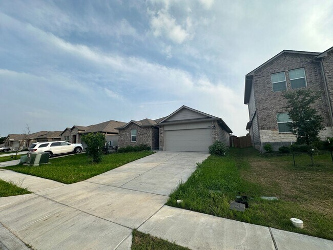 Building Photo - Classic Three Bedroom Two Bath Home in a G...