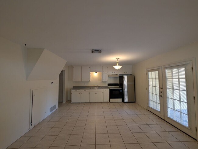 Foto del edificio - Walk to the Comal River, Schlitterbahn, & Downtown NB /1/1 Duplex with Courtyard! Includes Fridge...