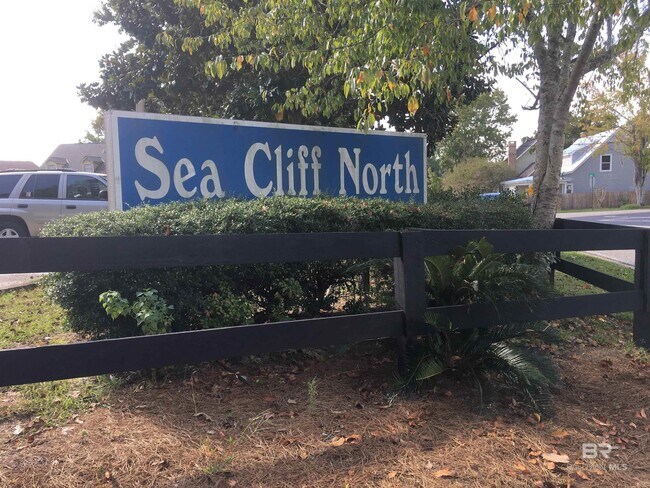 Foto del edificio - 2066 Sea Cliff Dr N