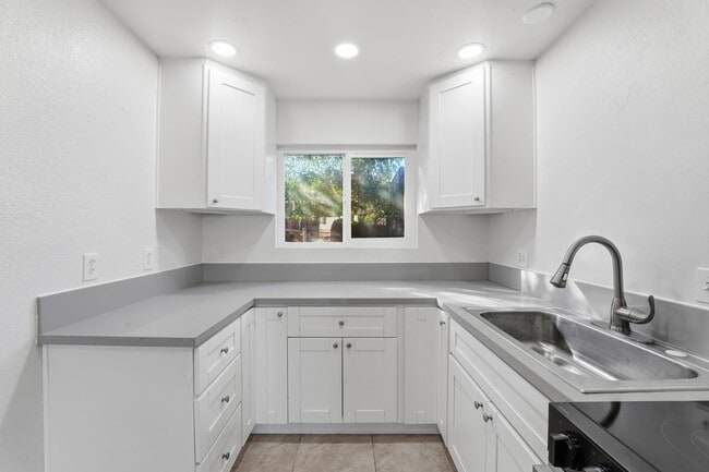 Building Photo - 12621 Lindo Ln