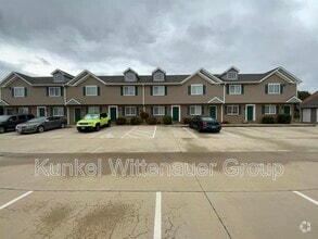 Building Photo - 704 Fountain View Dr